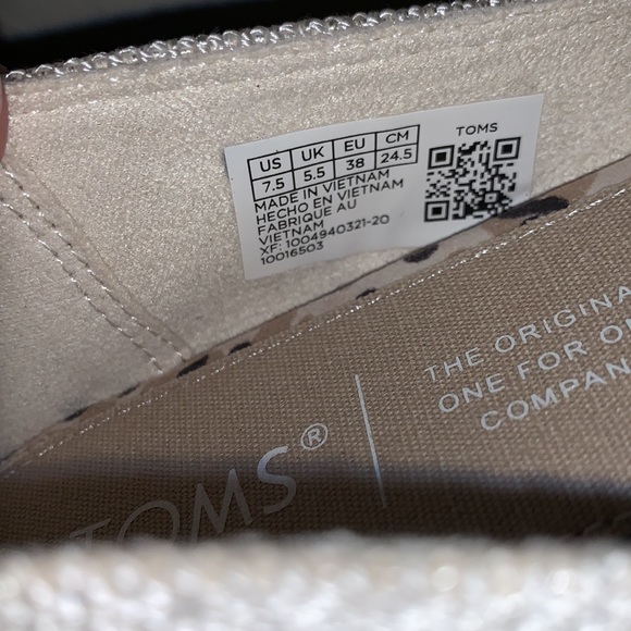 TOMS BRAND NEW SIZE 7.5 SLIP ON FLATS - Picture 7 of 9